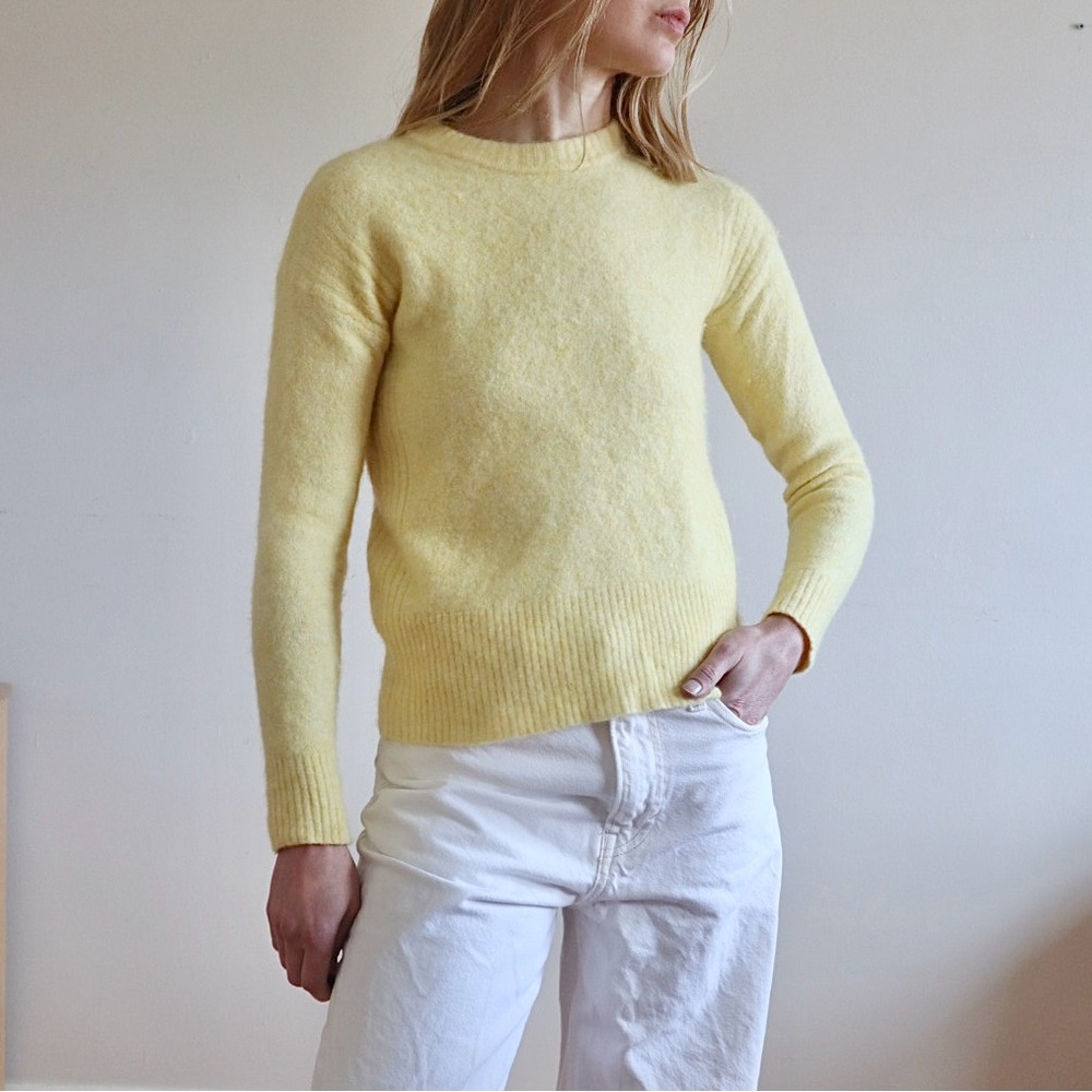 Women's Butter Yellow Sweater Size Small